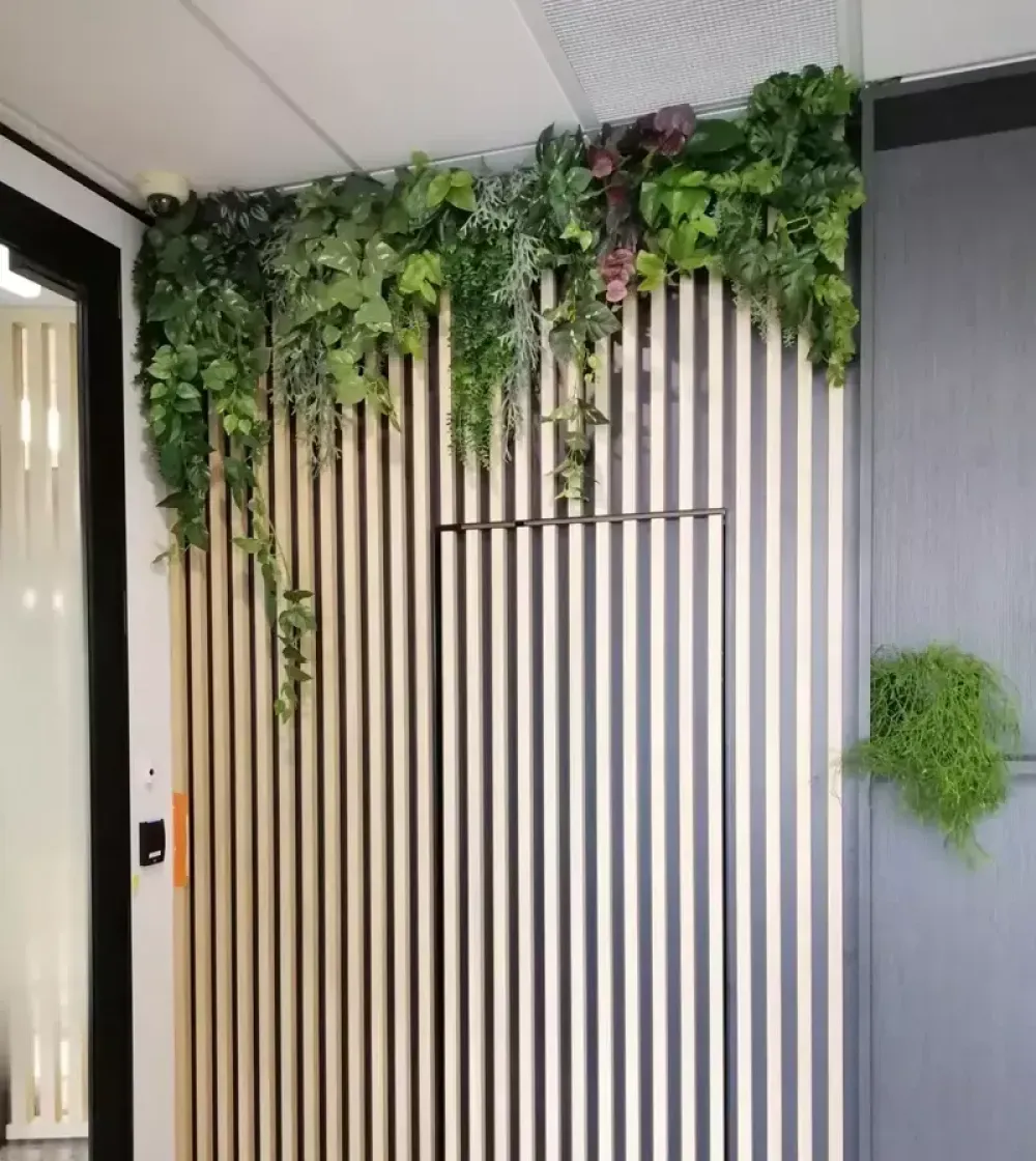 Artificial trailing installations
